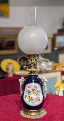 une lampe posée sur une table dans une pièce