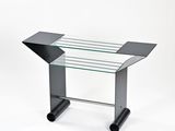 une photo d'une table en verre avec des pieds noirs et un plateau en verre