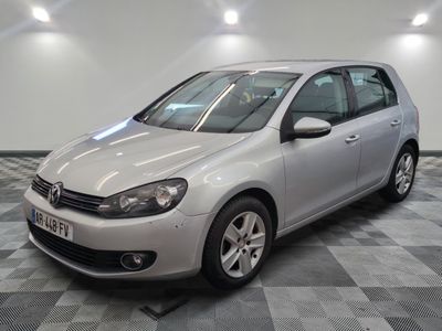 la photo d'une voiture argentée garée dans un garage