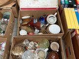 de nombreux cartons remplis d'objets divers posés par terre