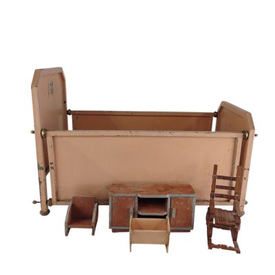 un lit avec une commode, une chaise et une autre chaise à l'intérieur