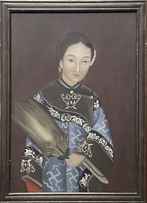 tableau représentant une femme en robe bleue tenant un éventail et un éventail