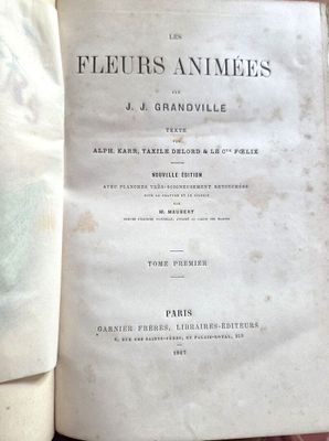 un livre ouvert sur une table