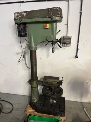 une machine posée sur un socle en bois