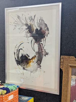 une photo d'un tableau accroché au mur, à côté d'une photo d'un oiseau