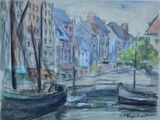 une peinture représentant un bateau sur l'eau, près d'une rangée de maisons