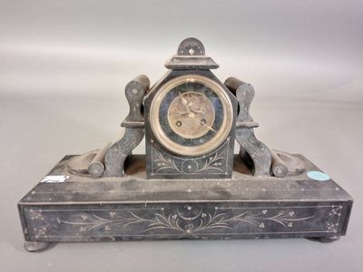 une horloge posée sur une table
