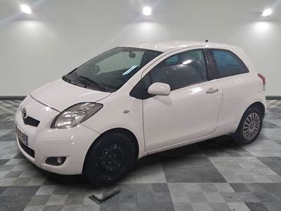 la photo d'une petite voiture blanche garée dans un garage