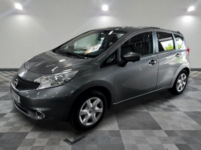 une photo d'une Nissan Versa grise garée dans un garage