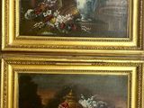 deux tableaux représentant des fleurs, encadrés d'or, accrochés au mur