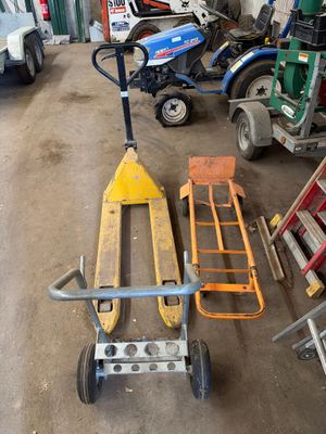 Il y a de nombreux types d'outils différents dans ce garage.