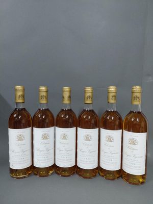 six bouteilles de vin sont alignées dans une rangée