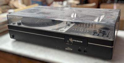 une platine posée sur un comptoir