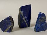 trois morceaux de lapis sur une surface blanche, sur fond blanc