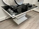 une image représentant un studio photo avec une table et une lampe