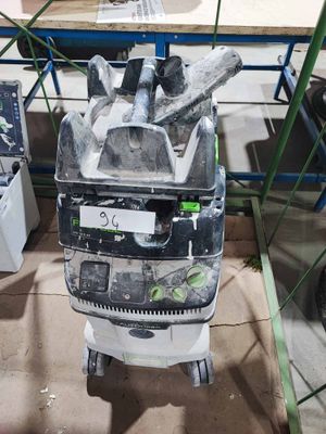 une machine posée sur un chariot dans une pièce