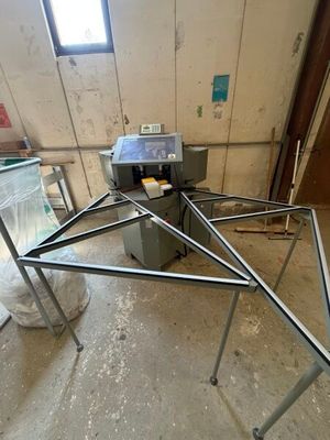 une image d'une machine qui se trouve dans un bâtiment