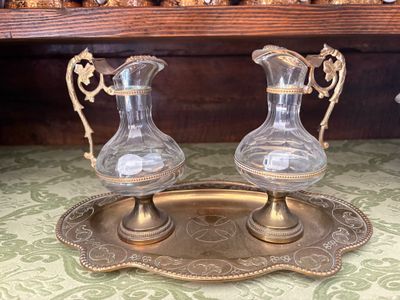 Paire de carafons en verre et métal doré, avec poignées à mo… - Photo 1