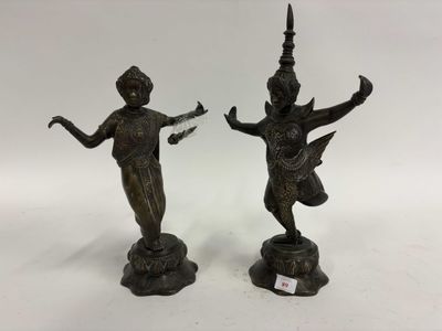 une paire de figurines en bronze représentant un garçon et une fille