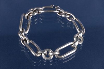 bracelet en argent composé de maillons et de perles sur un fond bleu