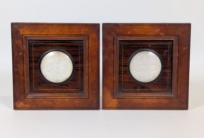 paire de cadres anciens en bois avec incrustations de marbre