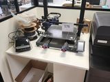 un bureau avec une imprimante posée dessus