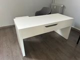 un bureau avec une chaise et un radiateur dans un coin