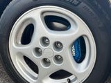 un gros plan d'un pneu sur la jante d'une voiture