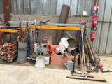 un grand nombre d'outils posés sur le sol