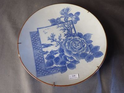 l'image d'une assiette bleue et blanche ornée de fleurs