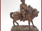 une statue en bronze représentant un homme à cheval