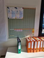 Bureau en mélaminé clair à caisson intégré à trois tiroirs e… (photo 6)