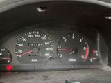un gros plan sur le compteur de vitesse d'une voiture