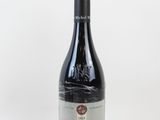 une bouteille de vin posée sur une table
