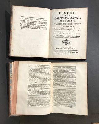 un livre ouvert posé sur une table, à côté d'un autre livre