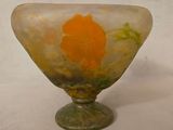 un vase en verre contenant une fleur, posé sur une table