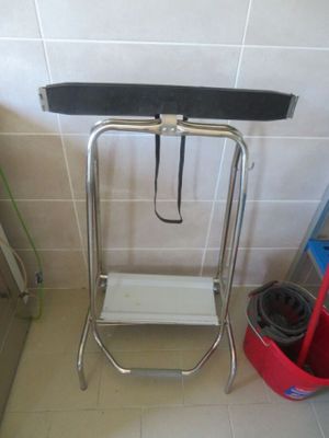 des toilettes avec un siège et une serpillière posée par terre