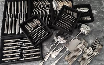 de nombreux types d'argenterie dans un coffret noir