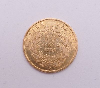une image d'une pièce d'or sur une surface blanche
