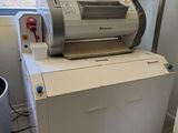 une machine posée sur une boîte