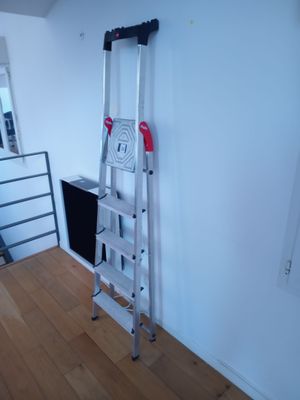 une échelle adossée au mur d'une pièce