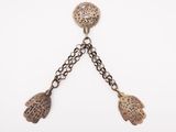 un gros plan sur une paire de boucles d'oreilles suspendues à une chaîne