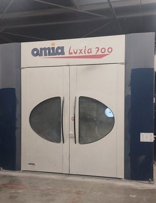 une grande porte blanche et bleue au milieu d'un immeuble