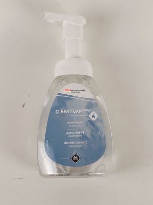 un flacon transparent de gel hydroalcoolique posé sur une table