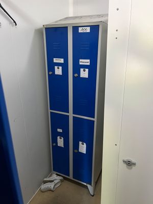 deux casiers dans une petite pièce dont la porte est bleue