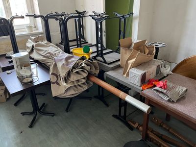 une pièce où il y a beaucoup d'objets sur la table
