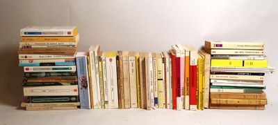 plusieurs livres empilés sur une table