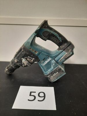 une photo d'une perceuse à clous filaire posée sur une table, avec une étiquette de prix