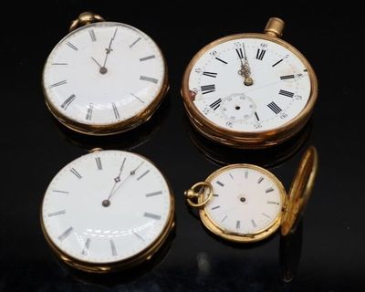trois montres de poche différentes posées sur une surface noire