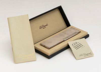 une boîte contenant un stylo et une carte de visite